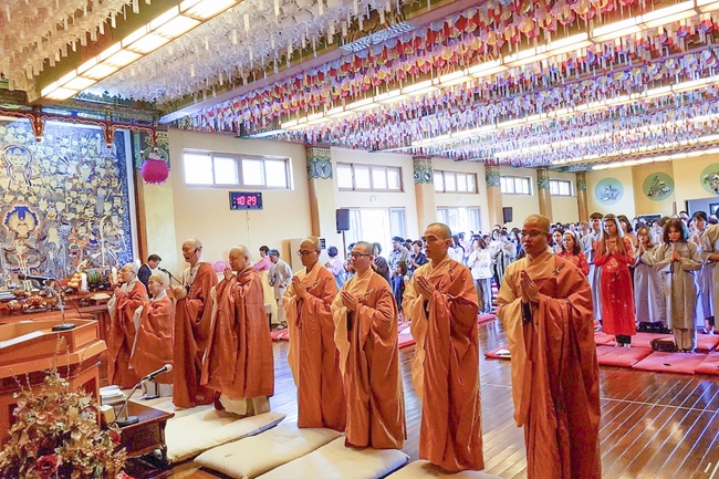 Partake in the Vesak Ceremony at Yonggungsa Cham Joeun Uri Temples